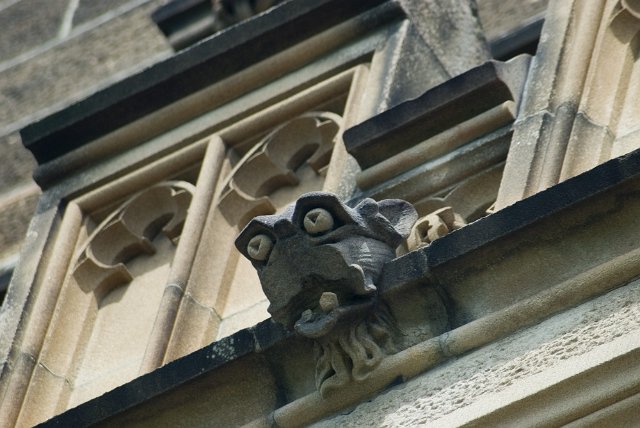 stone scuplture with trangular pupils